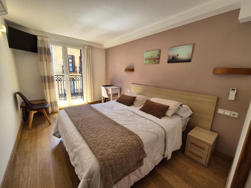 Double Room with Balcony image 3