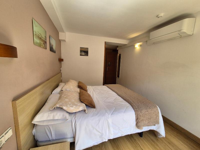 Double Room with Balcony image 2