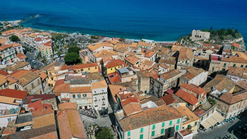 La Divina - free parking - - image 22