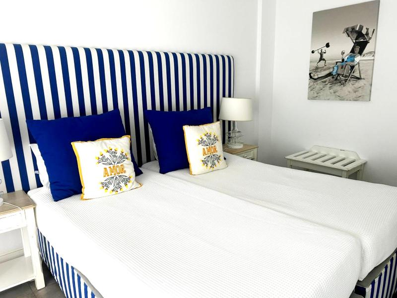 Twin Room with Pool View image 4
