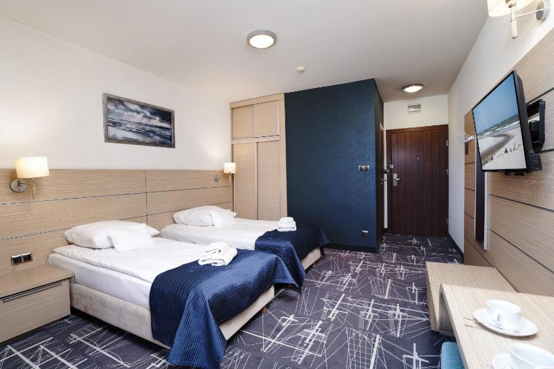 Double or Twin Room with Sea View image 4