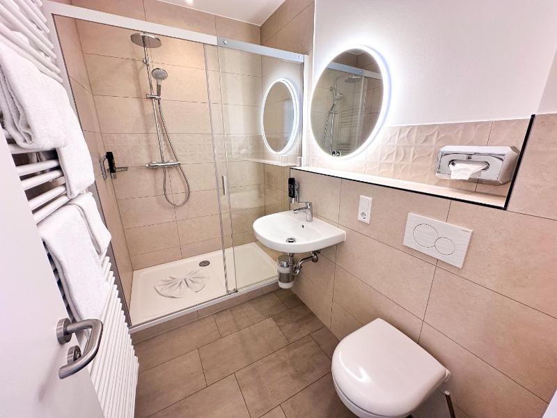 Large Double Room image 3