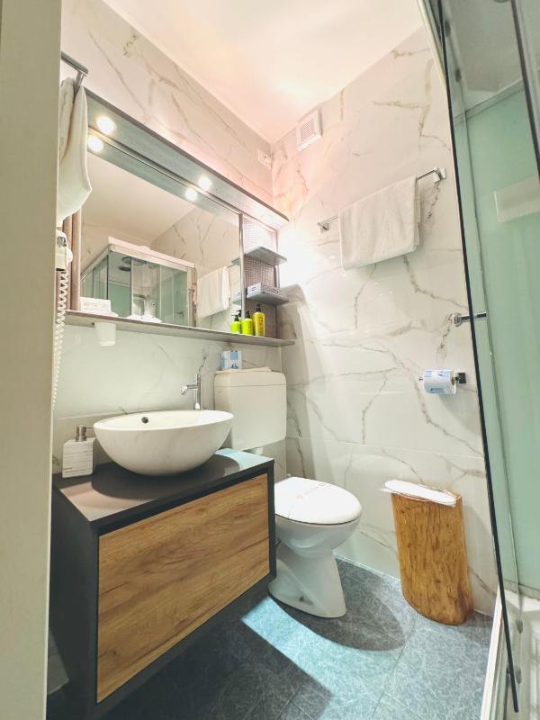 Deluxe Double or Twin Room image 4