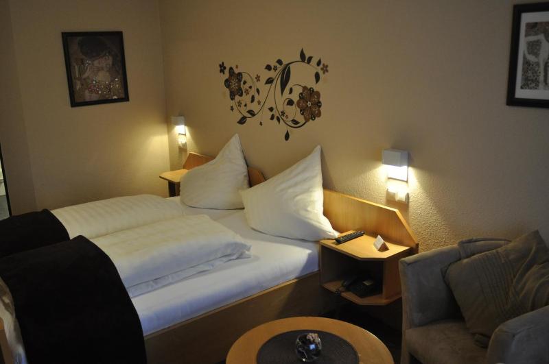 Double Room image 3