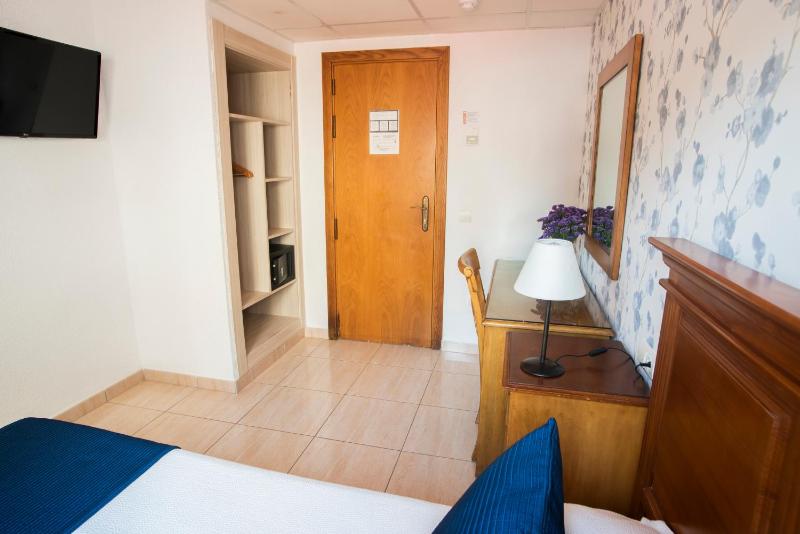 Single Room image 4
