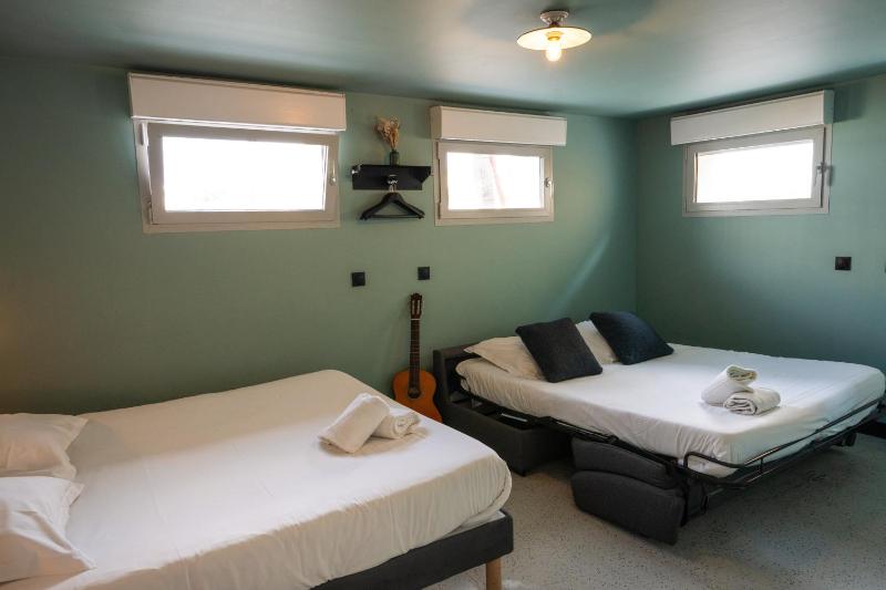 Eklo Family Room sleeps 4 with sofa bed image 3