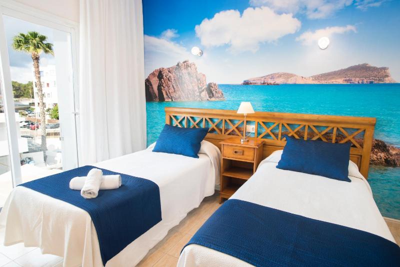 Double or Twin Room image 3