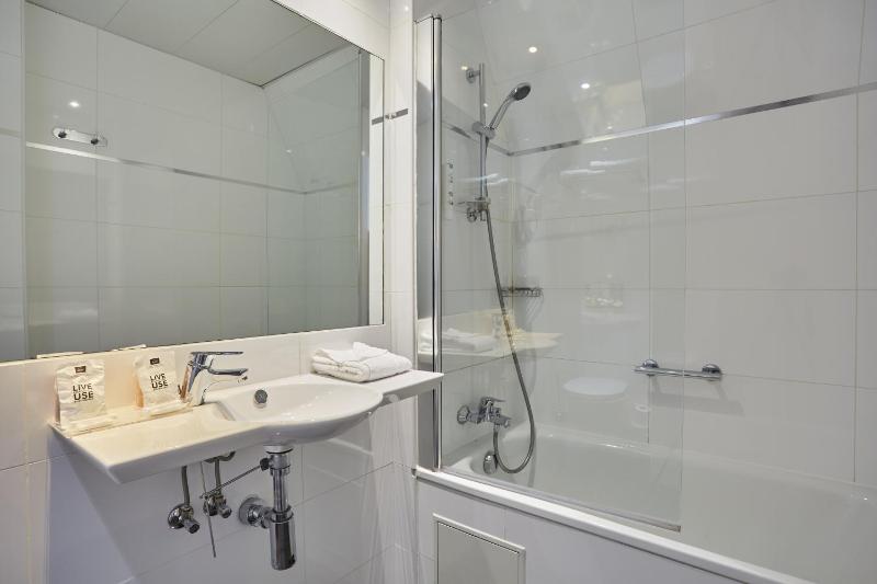 Double Room image 4