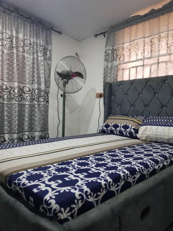 Lagos 1-Bed Apt Sleeps 2 with AirCon & Parking - image 13