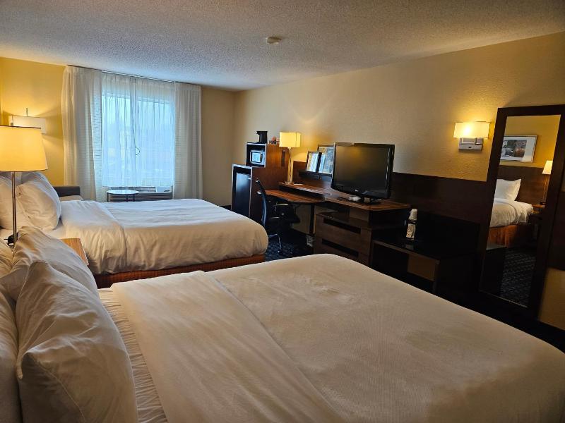 Queen Room with Two Queen Beds - Accessible/Non Smoking image 3