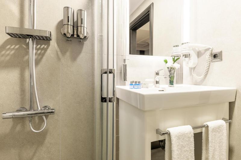 Deluxe Triple Room with Balcony image 1