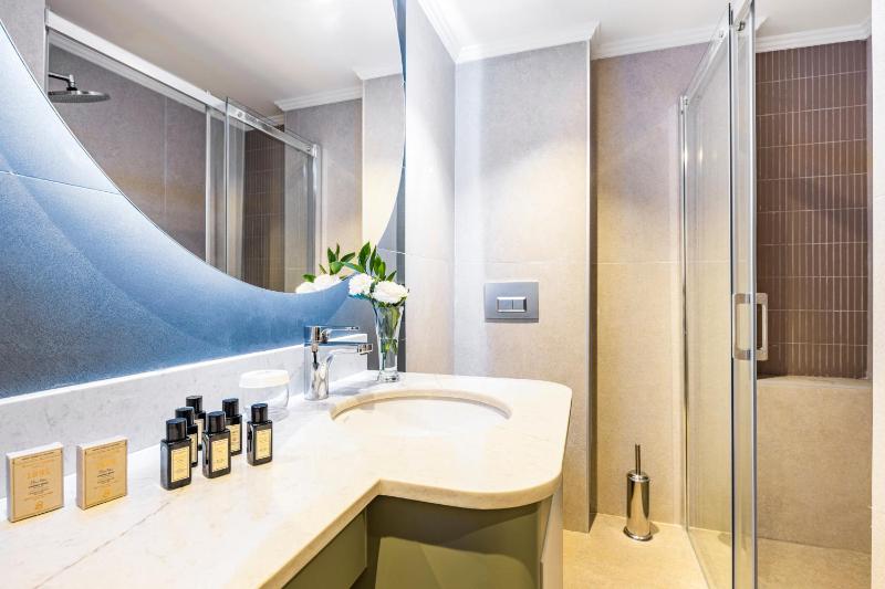 Suite with Hot Tub image 4