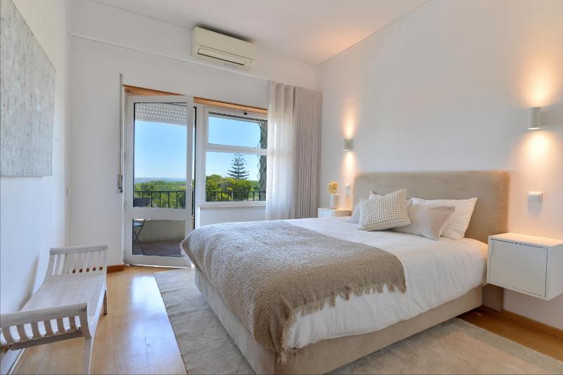 Sea View Family Apartment - Balcony - Free Parking - Walk to Beach - image 10