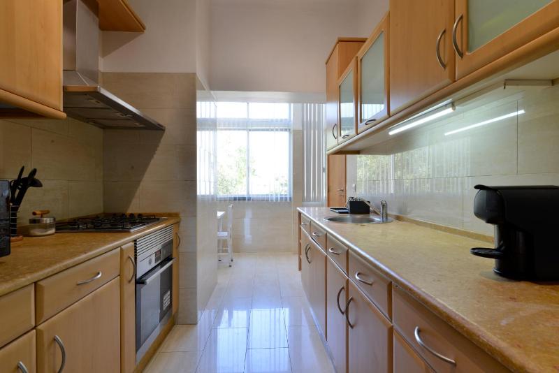 Sea View Family Apartment - Balcony - Free Parking - Walk to Beach - image 35