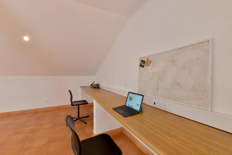 Sea View Family Apartment - Balcony - Free Parking - Walk to Beach - image 7