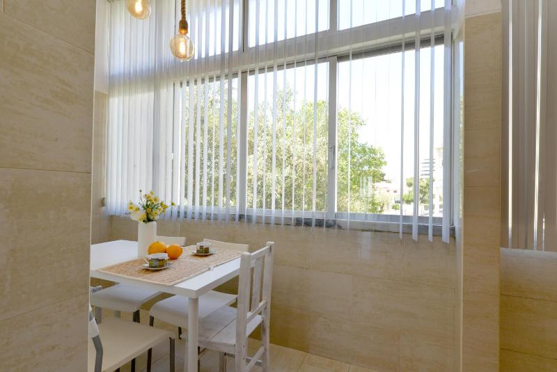 Sea View Family Apartment - Balcony - Free Parking - Walk to Beach - image 6