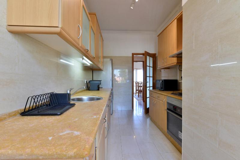 Sea View Family Apartment - Balcony - Free Parking - Walk to Beach - image 11