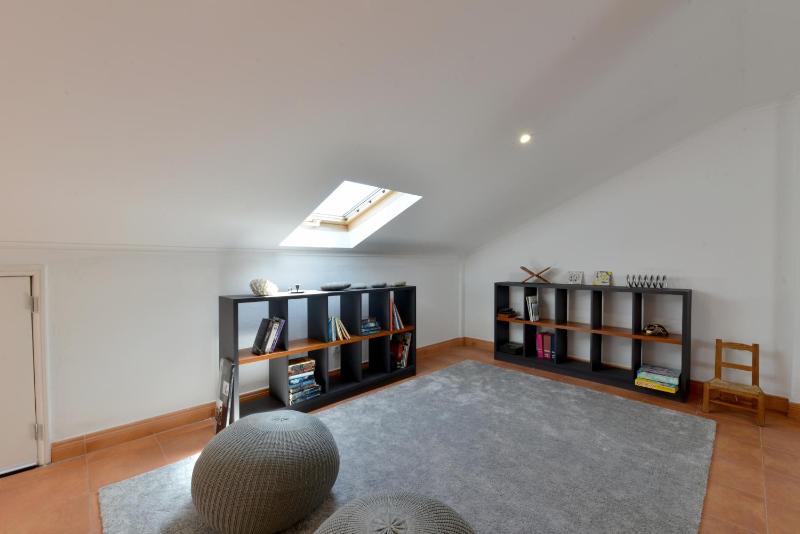 Sea View Family Apartment - Balcony - Free Parking - Walk to Beach - image 5