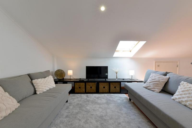 Sea View Family Apartment - Balcony - Free Parking - Walk to Beach - image 16