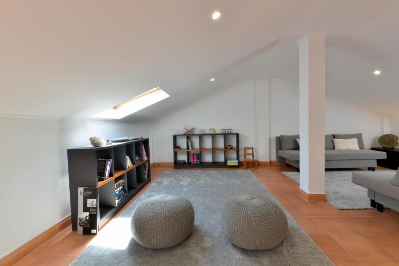 Sea View Family Apartment - Balcony - Free Parking - Walk to Beach - image 19