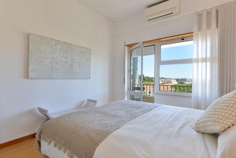 Sea View Family Apartment - Balcony - Free Parking - Walk to Beach - image 1