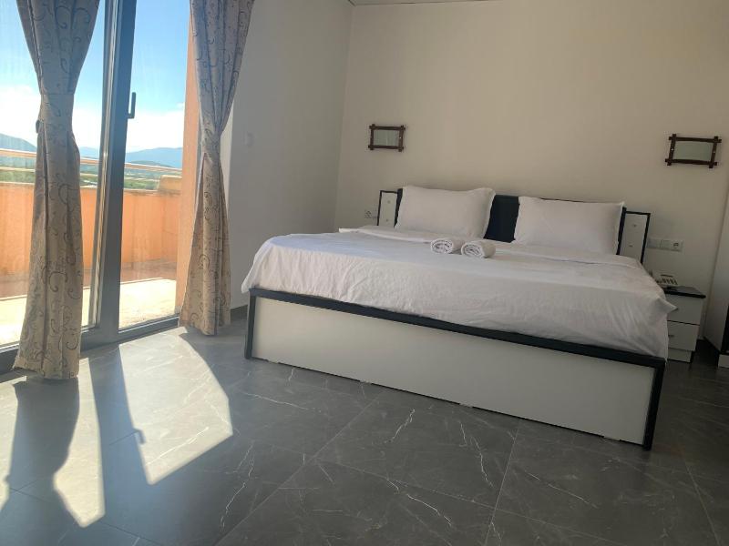 Double Room with Balcony image 4