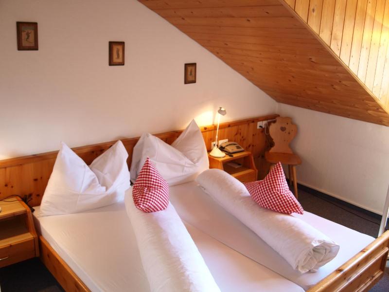 Classic Double Room image 4