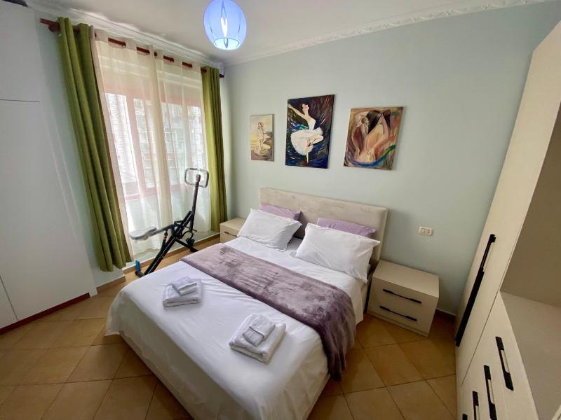 Stay at an artist's place! - image 11