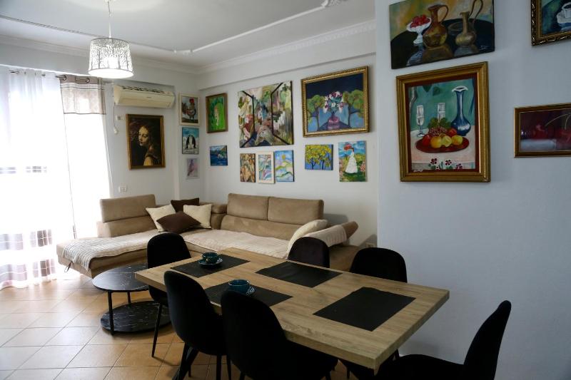 Stay at an artist's place! - image 6