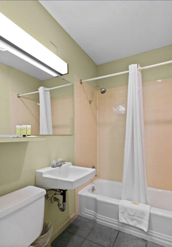 Twin Room image 4