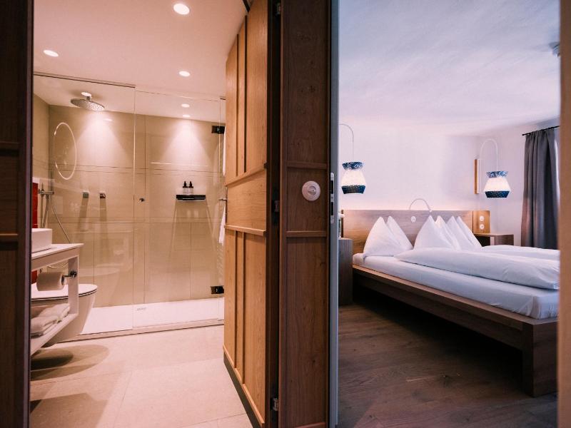 Large Double Room image 1
