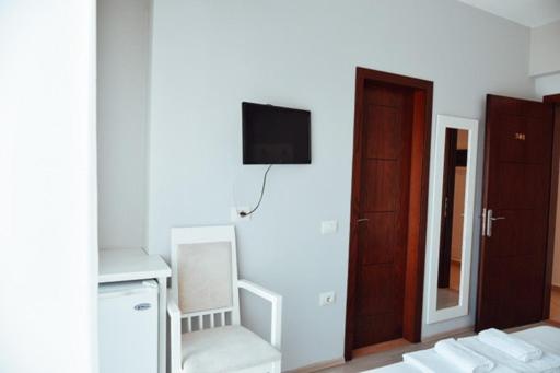 Double Room with Balcony image 4