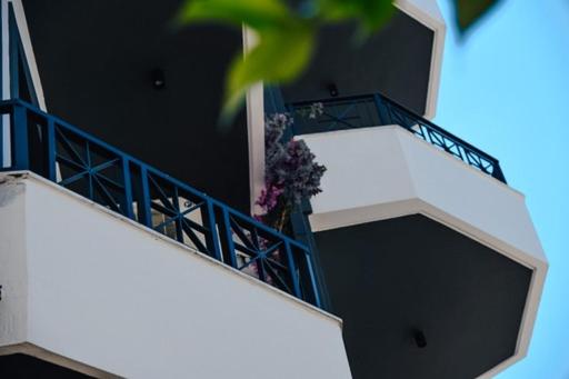 Double Room with Balcony image 2