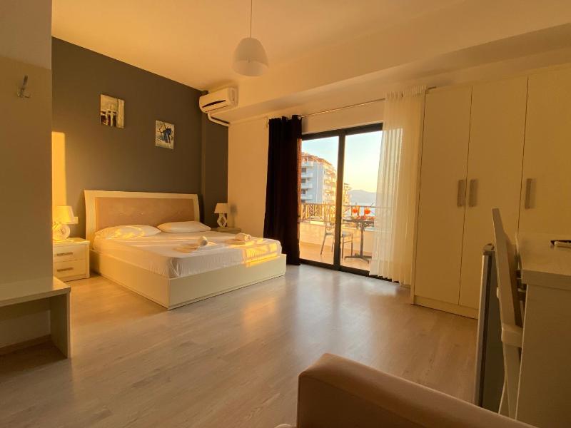 Triple Room with Balcony image 4