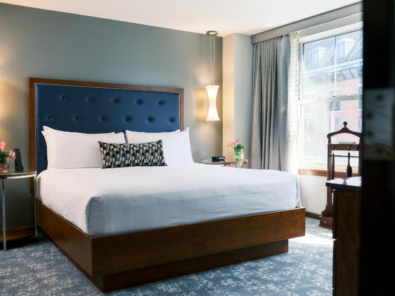 Premier King Room with Water View image 2
