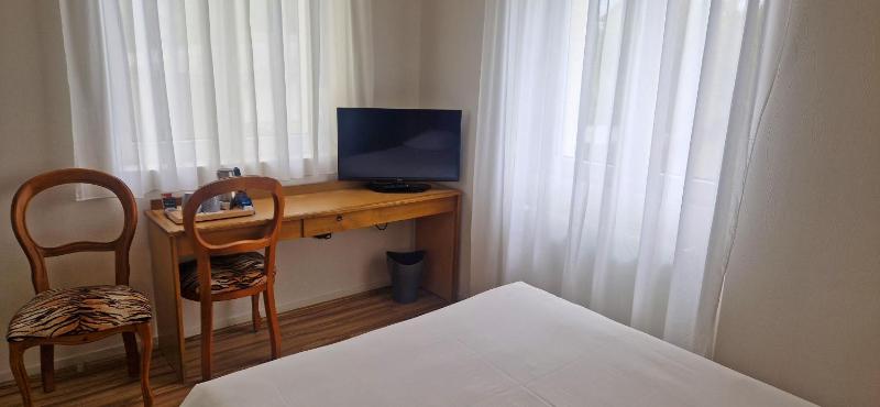 Double Room image 4