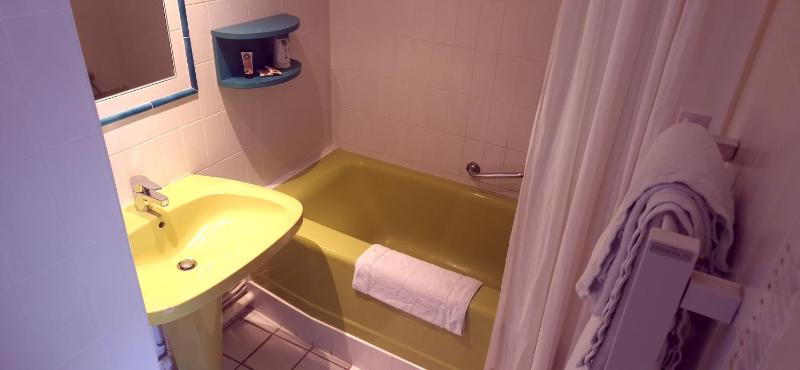 Twin Room image 3