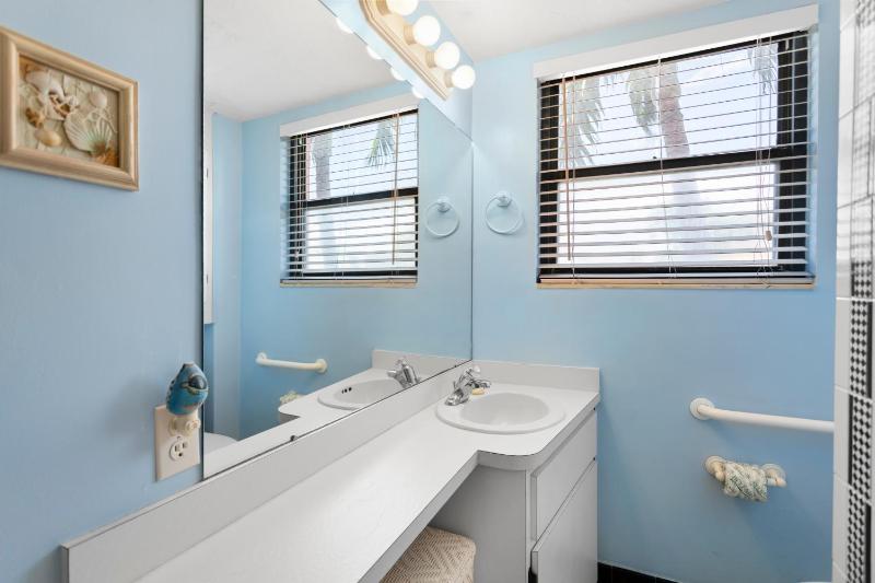Apartment with Shower image 3