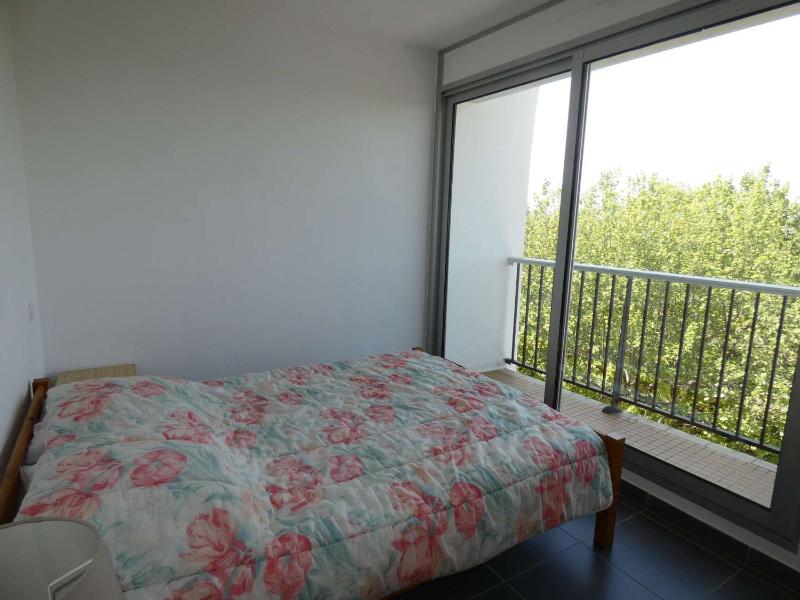 Charmant T2 avec Piscine Proche Plage et Commerces Garage Privé Quartier Couchant - FR-1-328-227 - image 3