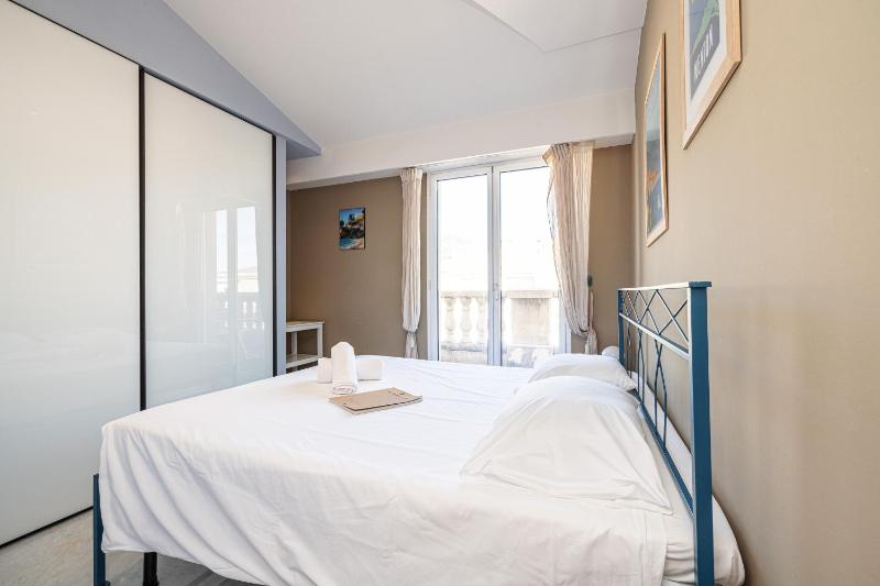 Victoria Bergamote Attic with Terrace and Sea View - Happy Rentals - image 6