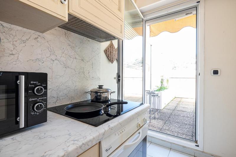 Victoria Bergamote Attic with Terrace and Sea View - Happy Rentals - image 16