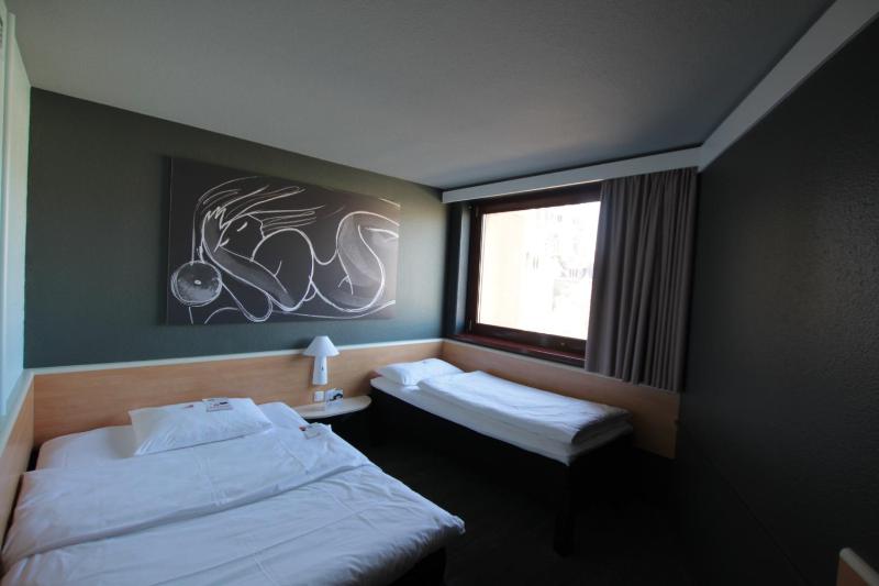 Standard Room with One Double Bed and One Single Bed image 3