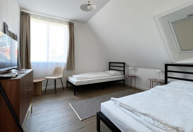 Economy Twin Room image 1