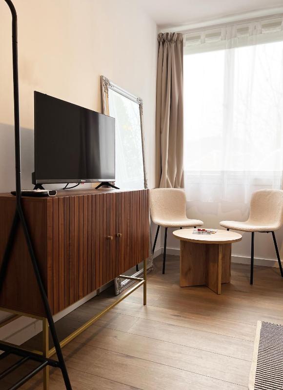Economy Twin Room image 4