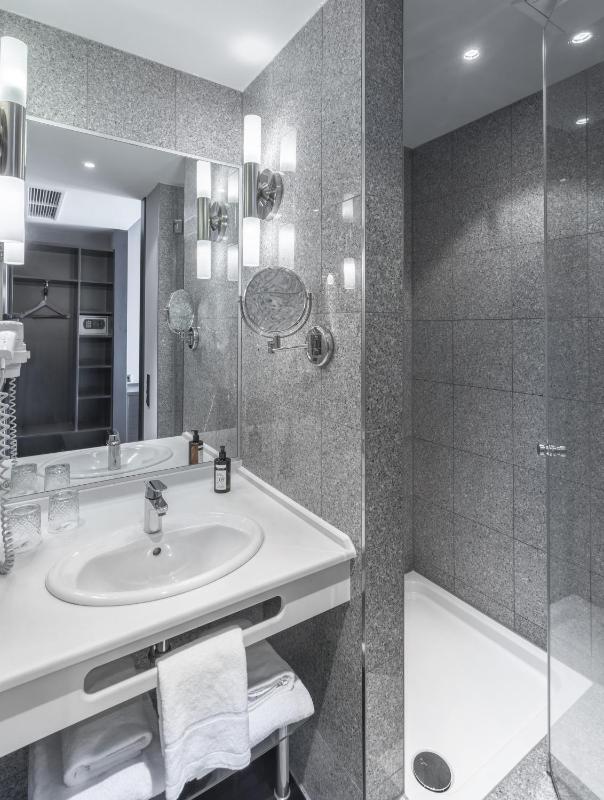 Standard King Room image 2