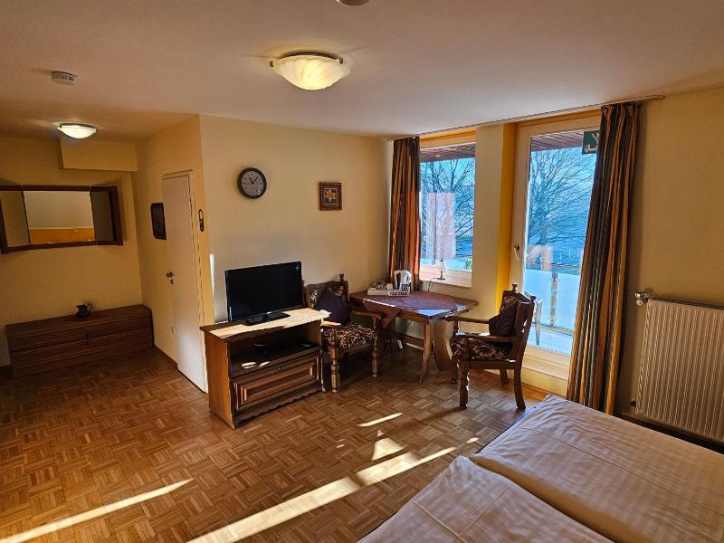 Double Room with Extra Bed image 1