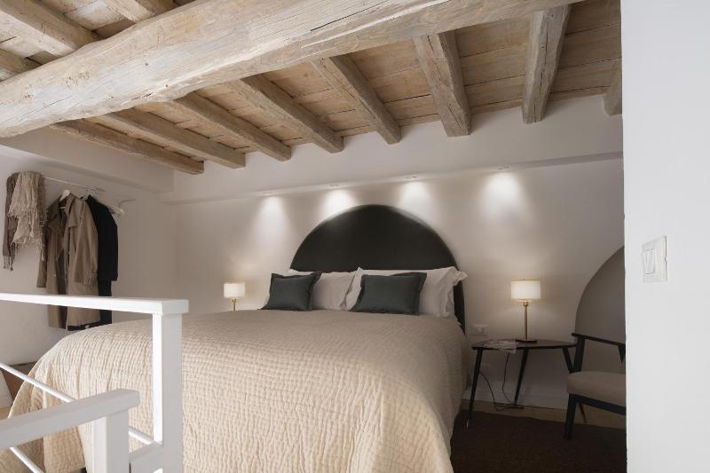 Bright 3-Bedroom Apartment with Patio in Florence Historic Center Near Duomo - image 12