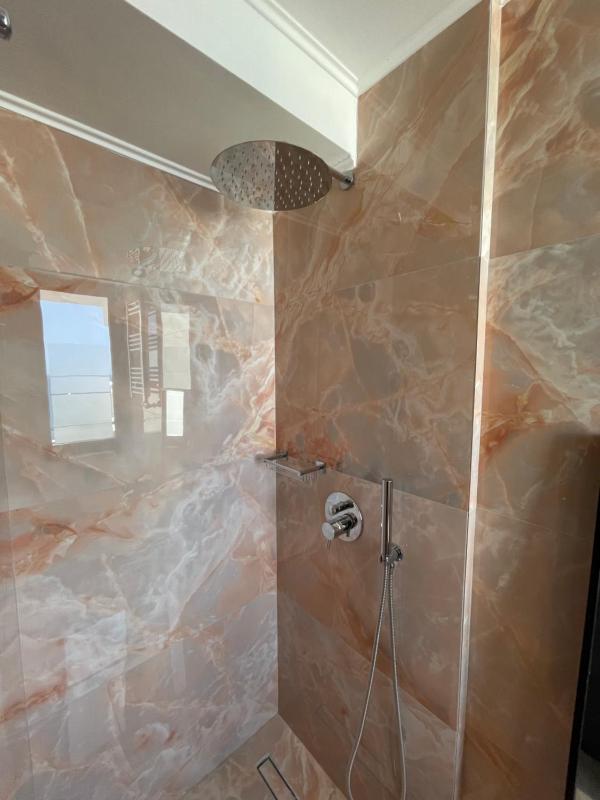 Spa Suite with Jacuzzi and Sea View image 4