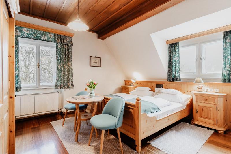 Standard Double Room image 3