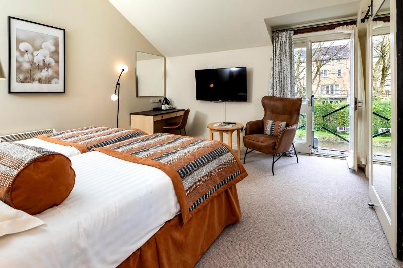 Classic Twin Room image 4